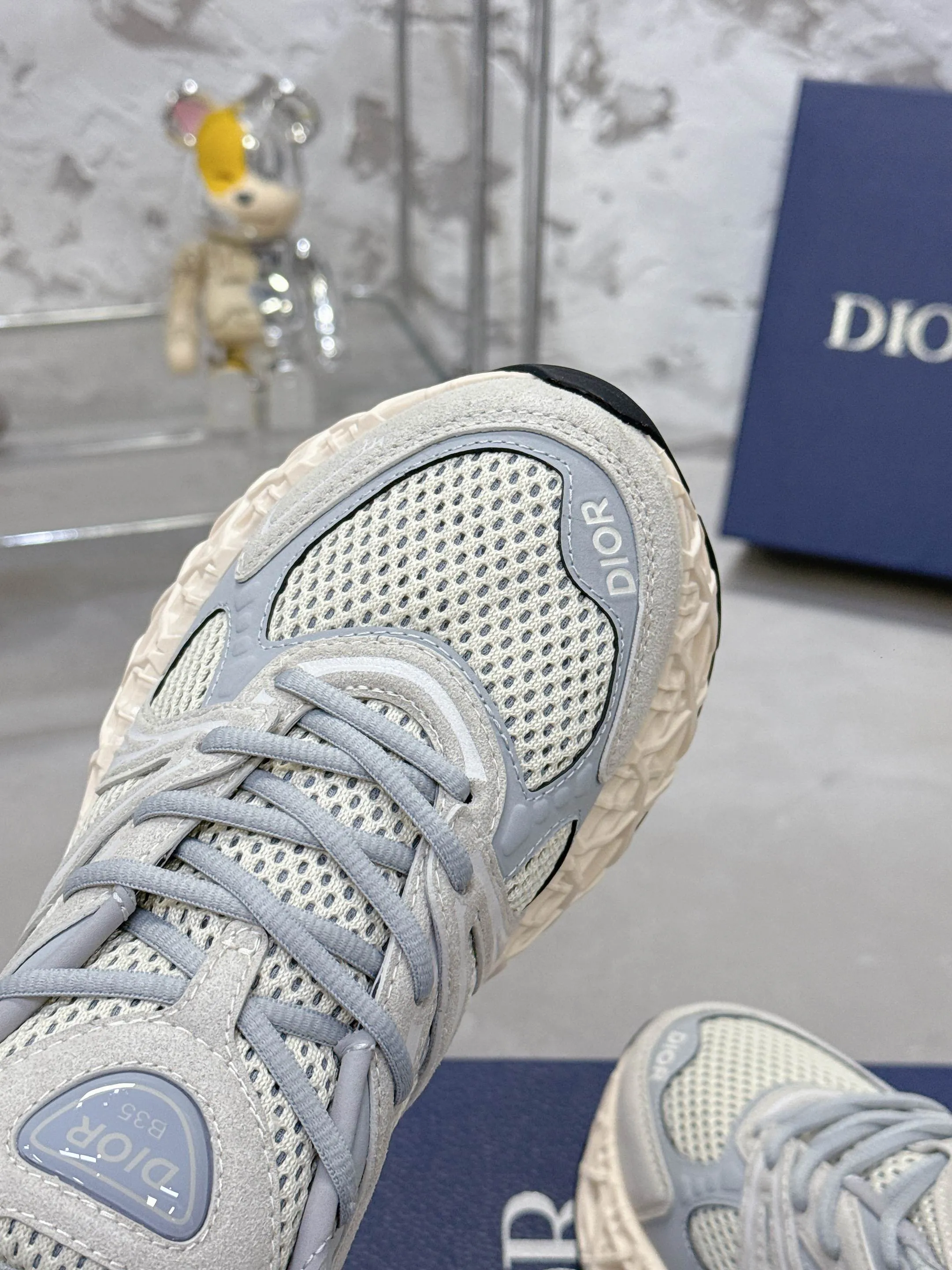 Factory price 780💰 Top version! ! ! Dior (B35) DIOR spring and summer men's wear show, the show was held at the Valle de Grasse School in Paris. Kim Jones drew inspiration from the works of South African artist Hylton Nel. The details of the shoes, clog soles and tribal elements, cleverly blended luxury craftsmanship and practicality, with fresh childishness and bright temperament, creating a new season hot spot. Dior KAWA Dior co-branded casual sports shoes reinterpret running shoes with Dior's high-end style. B35 is made of fine-textured leather and mesh fabric materials. It can be worn in all seasons, is comfortable and breathable, and has multiple lines on the shoe body to outline details. It has a full retro three-dimensional feel and can create a casual look all year round! Fabric: Cowhide/customized cloth material Lining: Imported breathable mesh Outsole: Original molded outsole Size: 39-46 (customized at 45.46)